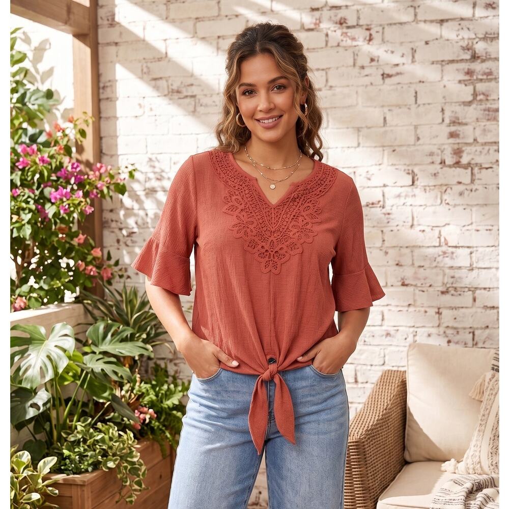 Como Blu rust-colored top featuring lace detail on the neck Size Pettit Large